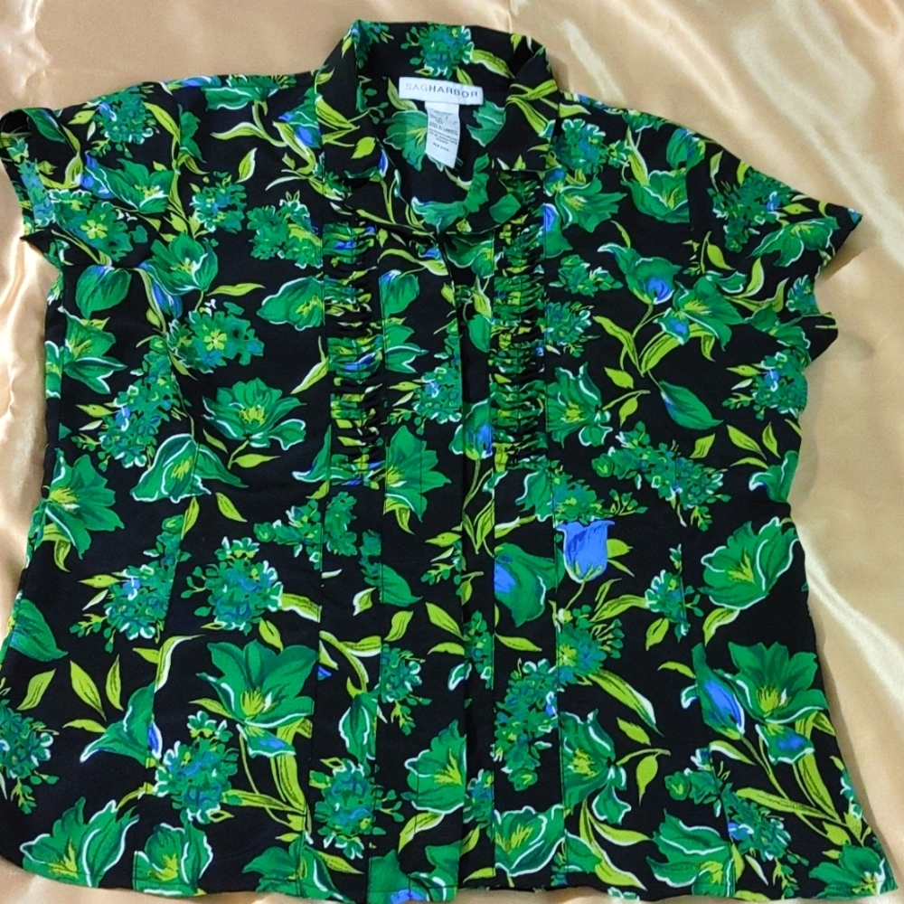 Saga Harbor black and green button down short sleeve shirt. size 8.